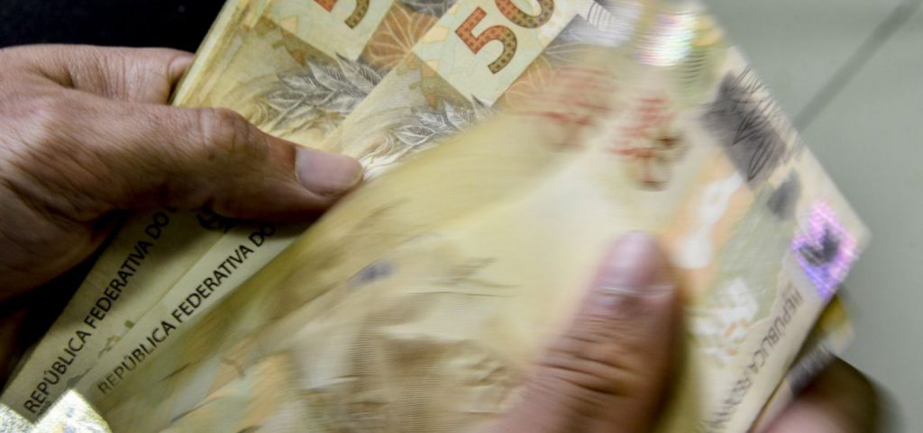 Orçamento de 2023 prevê salário mínimo de R$ 1.302