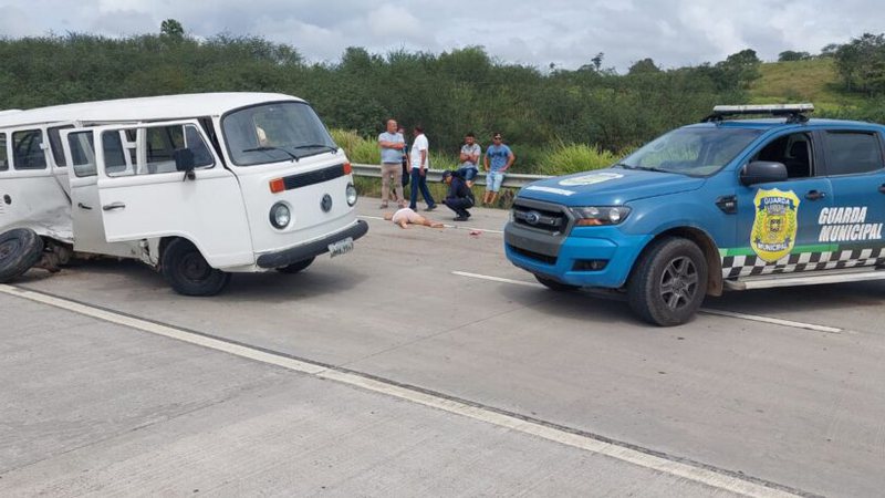Mulher é arremessada de carro após colisão com kombi na BR-101