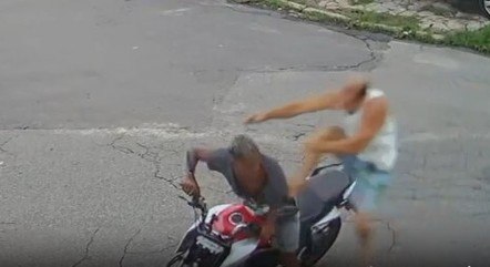 VÍDEO: Rapaz reage a assalto, acerta ‘voadora’, e criminosos acabam presos