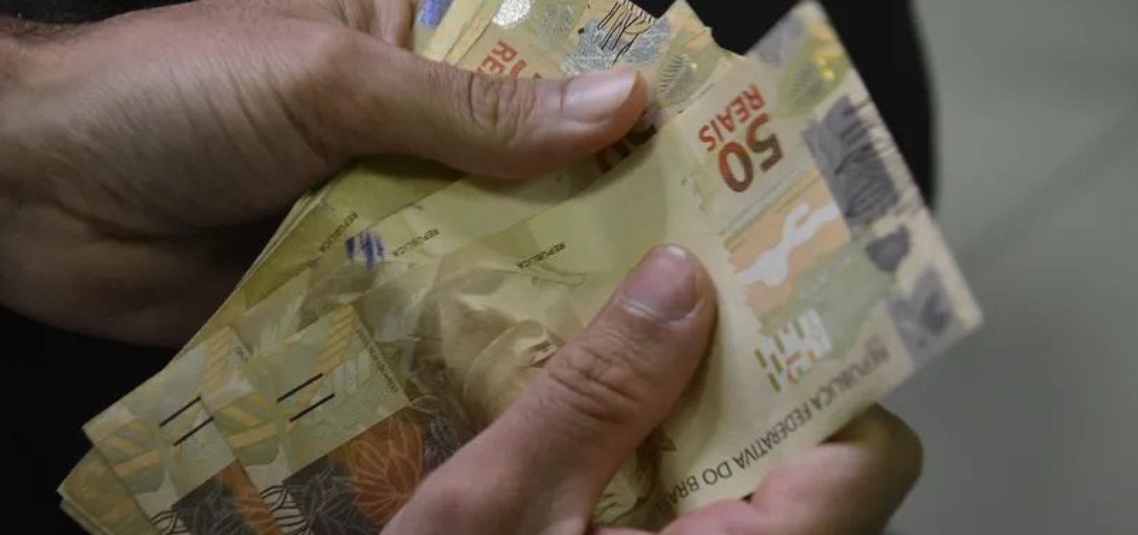 Projeção do governo prevê reajuste de 5,92% no salário mínimo para 2027